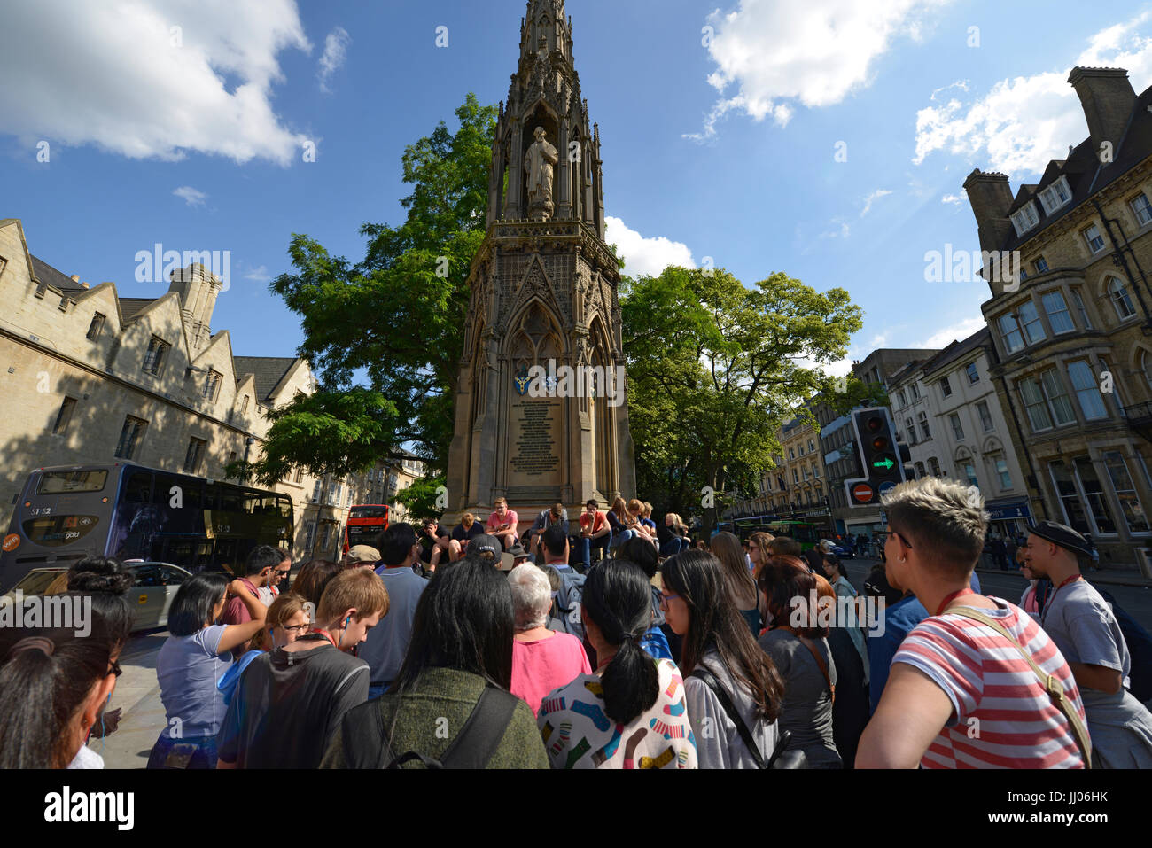 Les étudiants étrangers et les touristes profitant d'une visite à Oxford et le Mémorial des martyrs Banque D'Images