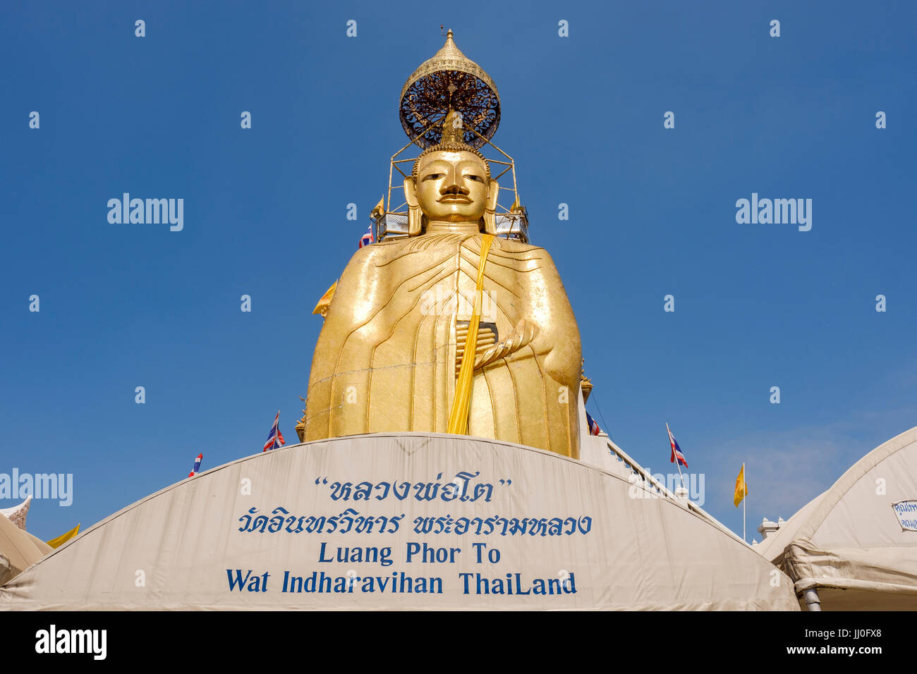 Les 32 mètres de haut standing Buddha statue (connu sous le nom de Luang Pho au Wat Intharawihan pour), un temple bouddhiste à Phra Nakohn District, Bangkok, Thaïlande. Banque D'Images