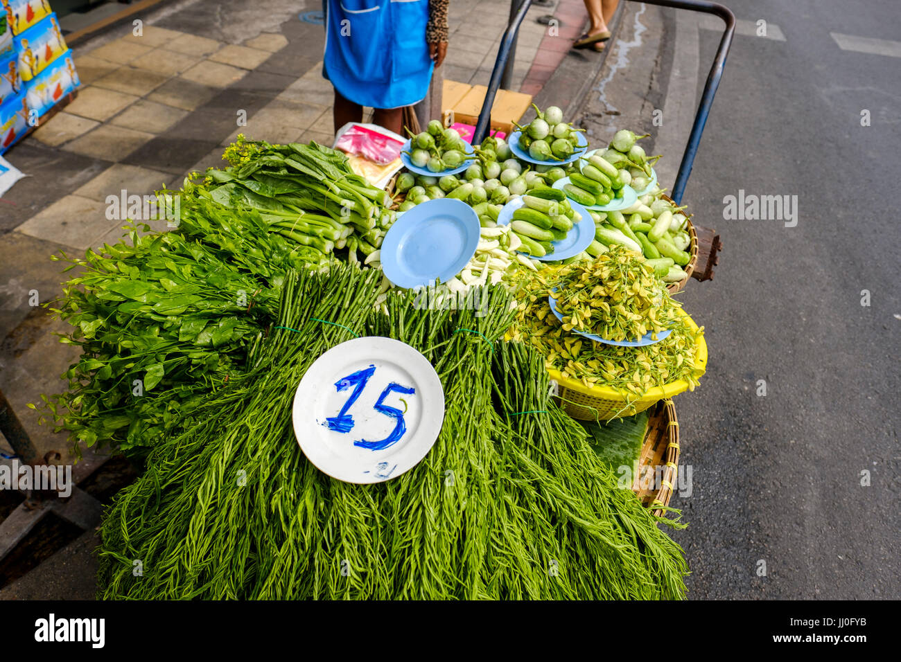 Le panier d'un vendeur de rue chargé avec des légumes frais et secs typiques de la cuisine thaïlandaise, marché Thewet, Phra Nakhon District, Bangkok, Thaïlande. Banque D'Images