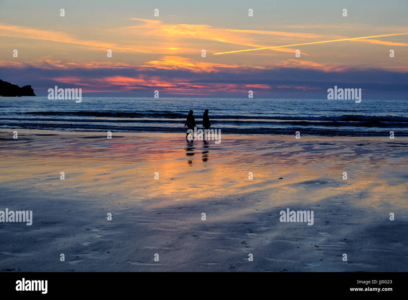 Couple en train de marcher sur la plage de Newquay en Cornouailles Banque D'Images