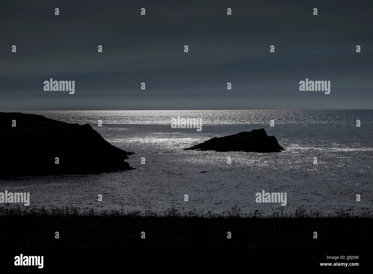 Le poussin, un éperon, île inhabitée au large de Kelsey tête sur la côte nord des Cornouailles, vu en silhouette. Banque D'Images