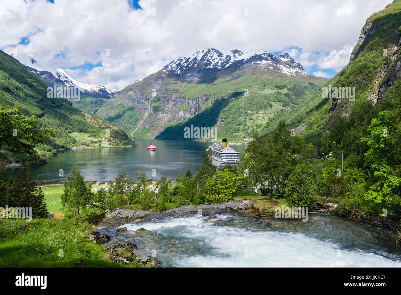 Vue panoramique sur la rivière Geirangelva jusqu'à Geirangerfjorden. Geiranger, région de Sunnmøre, Møre og Romsdal, Norvège, Scandinavie Banque D'Images