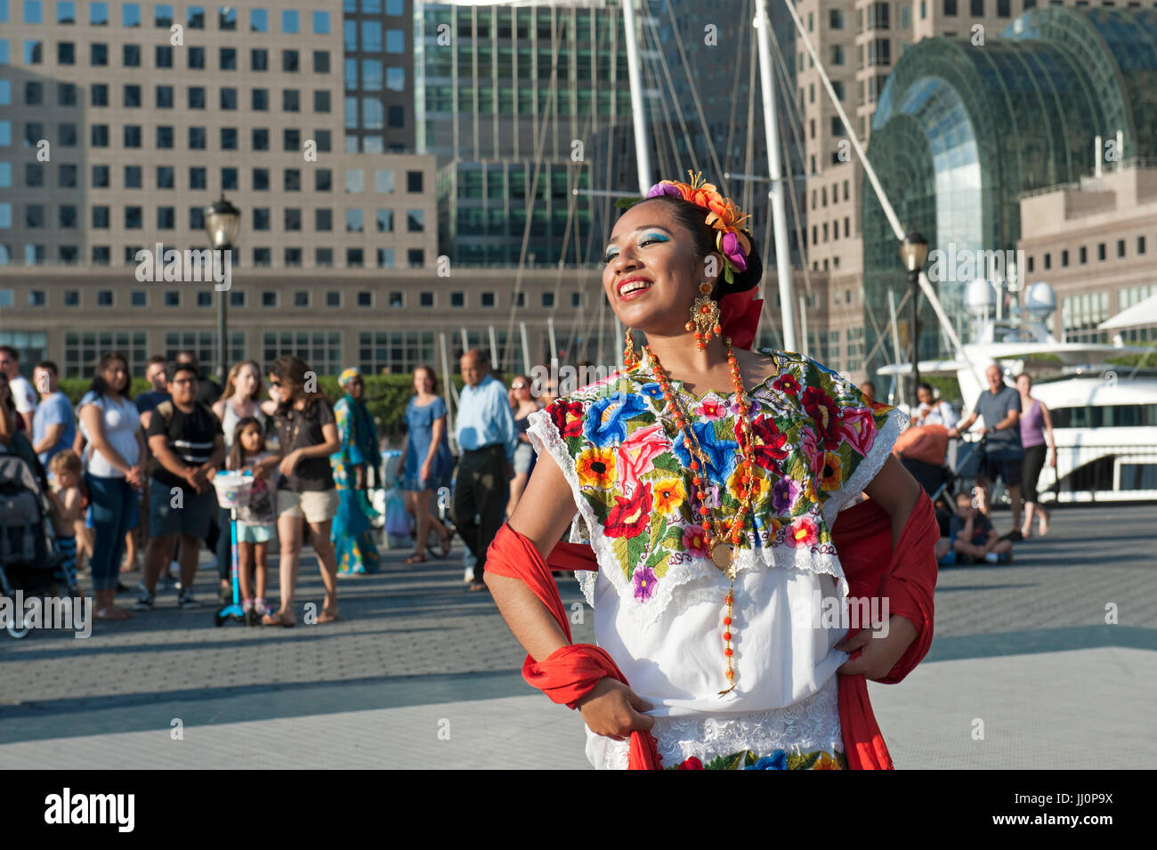 Le Calpulli Mexican Dance Co. effectuant dans Battery Park City, un quartier de Manhattan, New York. Banque D'Images