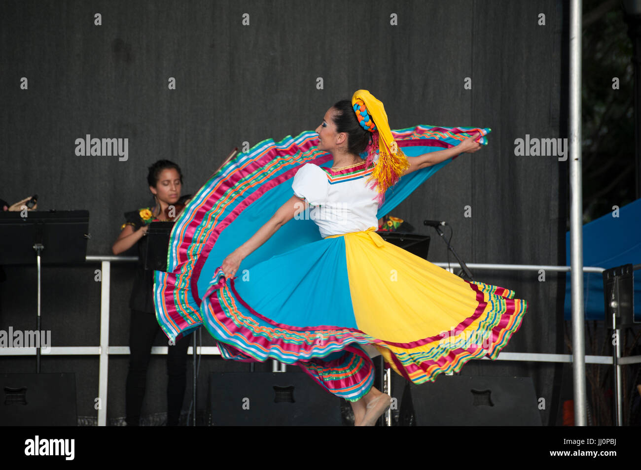 Le Calpulli Mexican Dance Co. effectuant dans Battery Park City, un quartier de Manhattan, New York. Banque D'Images