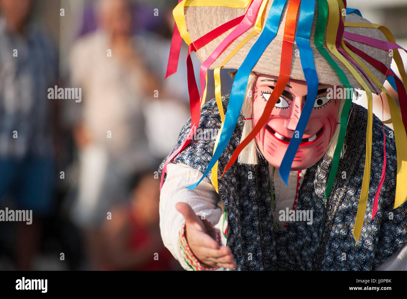 Un danseur avec le Calpulli Mexican Dance Co. effectuant dans Battery Park City. Il est l'adoption d'une personne âgée à la recherche de la fontaine de la jeunesse. Jul Banque D'Images