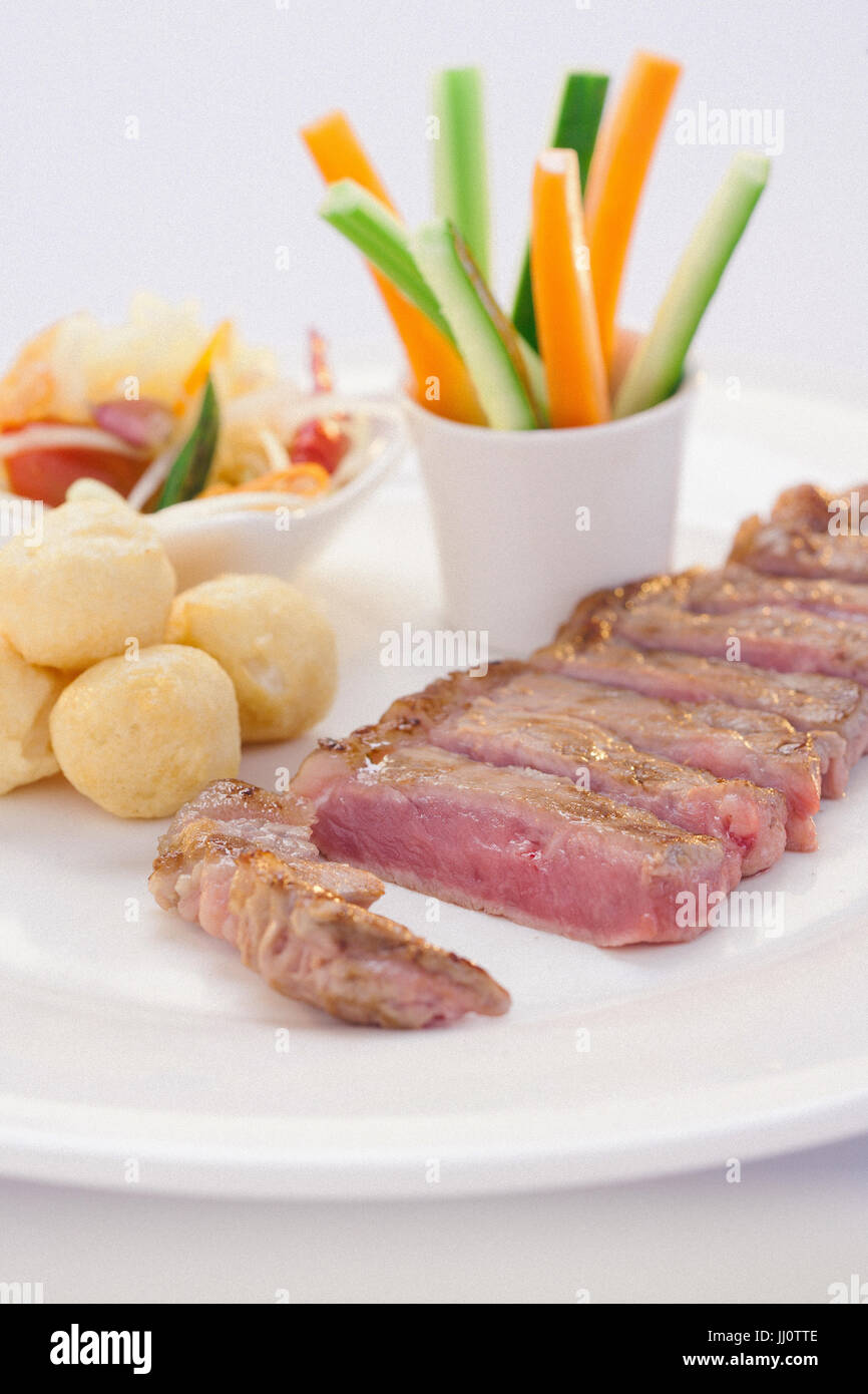 Faux-filet grillé servir avec somtum, Sticky Rice ball et vegetales en style Thaï Banque D'Images