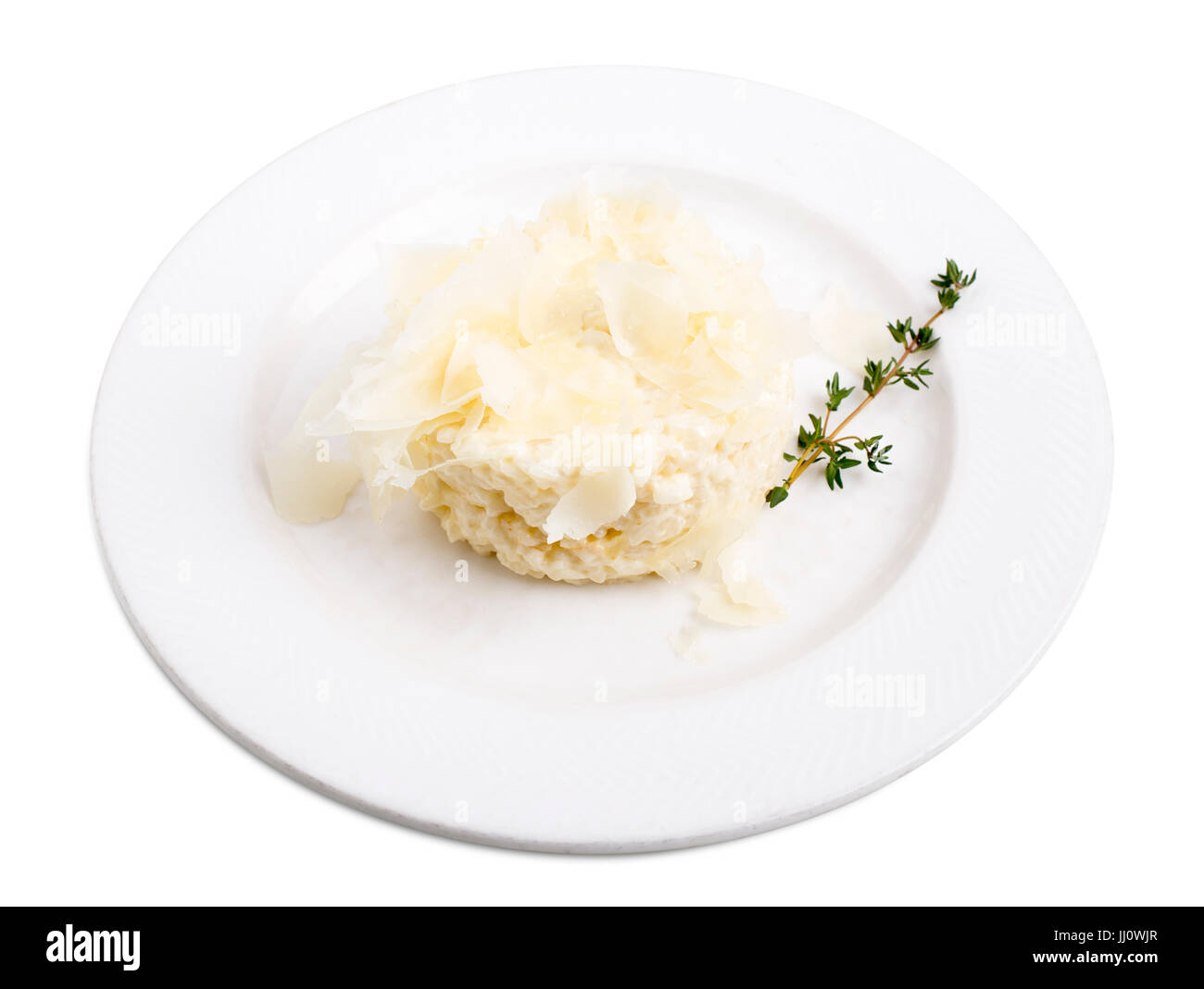 Délicieux risotto au parmesan avec du vin blanc. Isolé sur un fond blanc. Banque D'Images