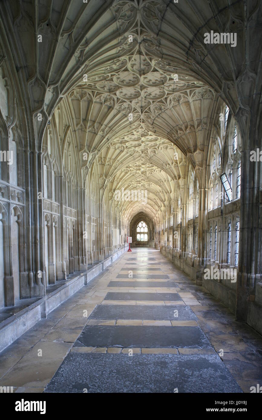 La cathédrale de Gloucester (St Peter's Abbey), Gloucester, Gloucestershire, cloître, à l'Ouest à pied vers le Nord Banque D'Images