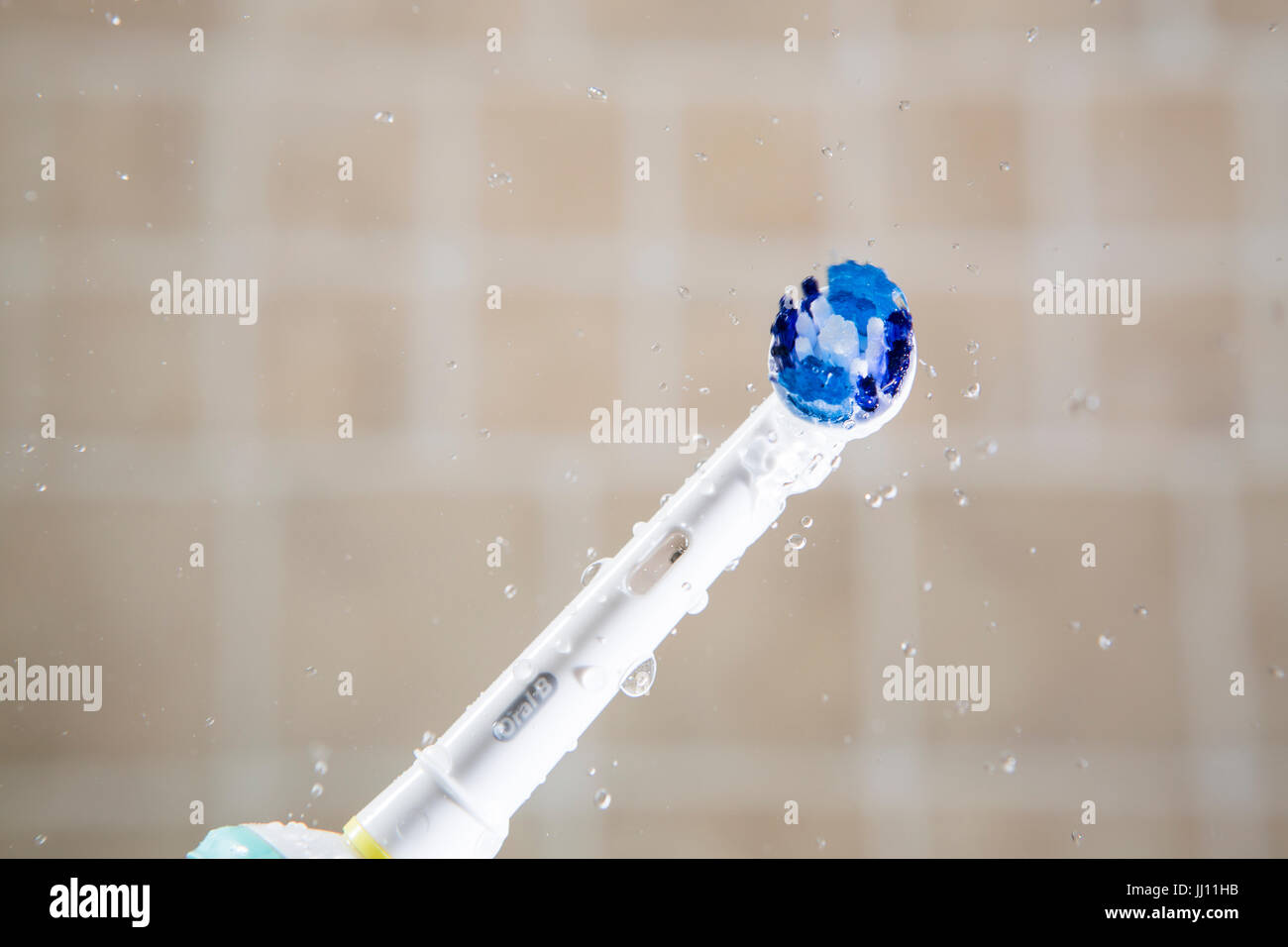 Tête de brosse à dents électrique dans une salle de bains. Banque D'Images