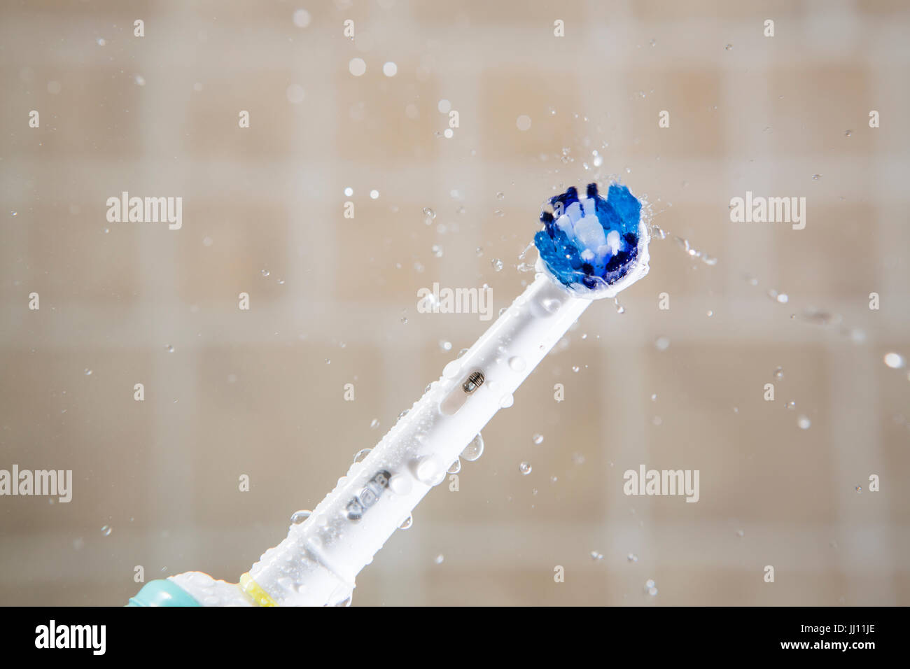 Tête de brosse à dents électrique dans une salle de bains. Banque D'Images