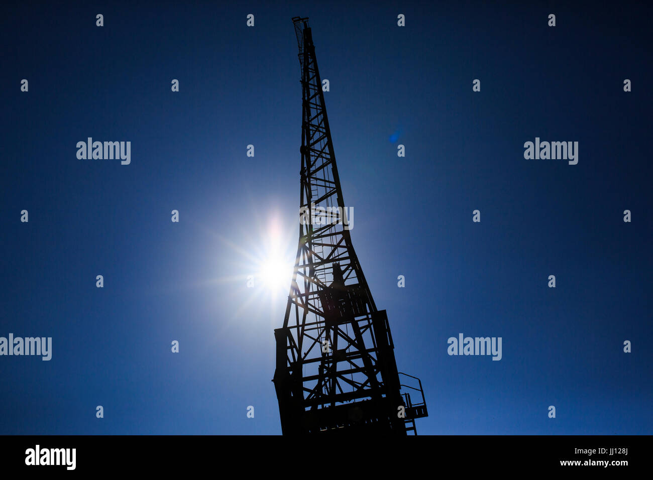 Silhouette d'une grue dans l'harbourside de Bristol lors d'une journée ensoleillée. Banque D'Images