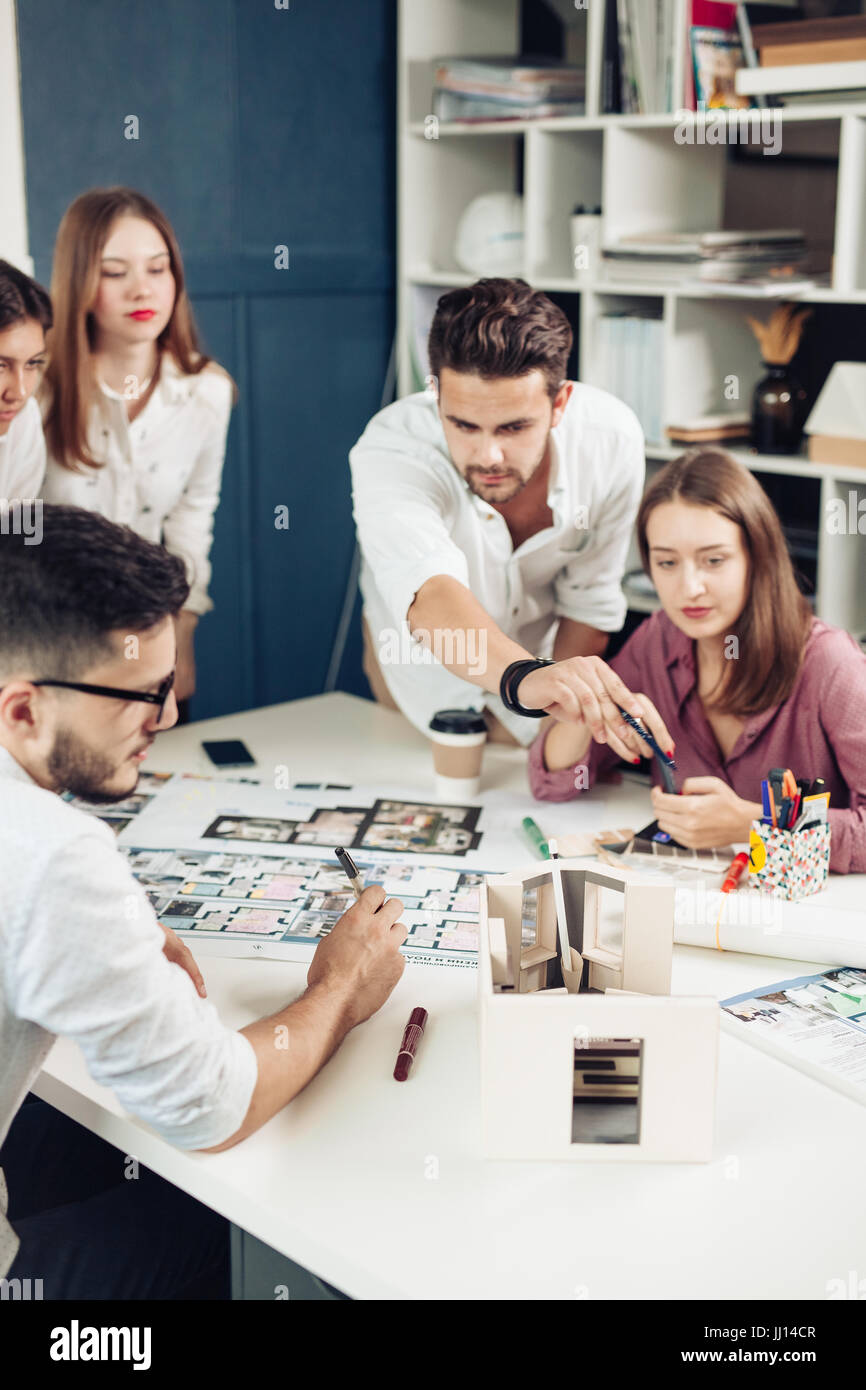 Confiant et son équipe d'ingénieurs travaillant ensemble dans un studio d'architecte Banque D'Images