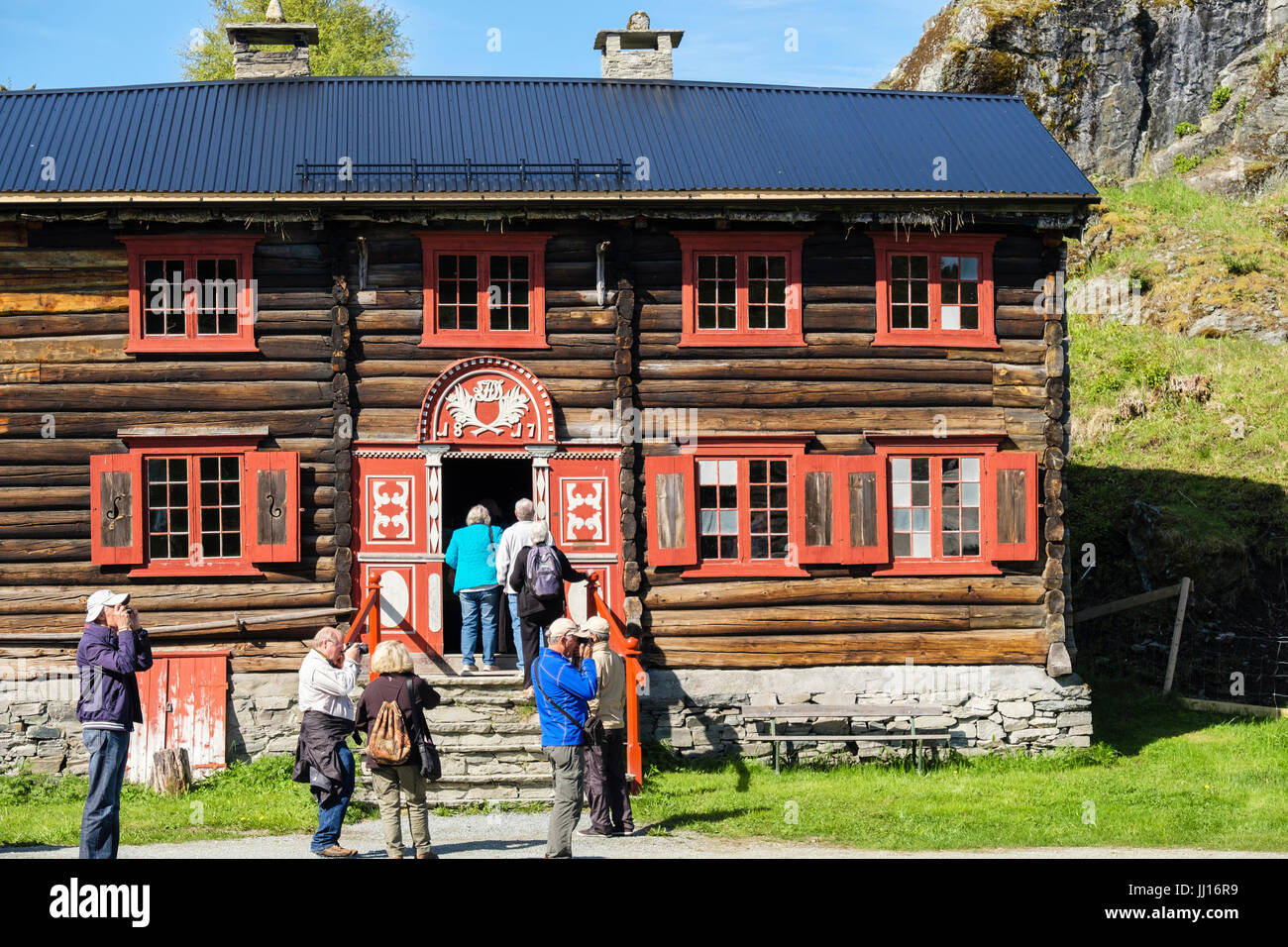 Les touristes visitant 19e siècle ferme en bois traditionnel norvégien vers 1817 à Sverresborg Trøndelag Folk Museum à Trondheim Norvège Scandinavie Banque D'Images