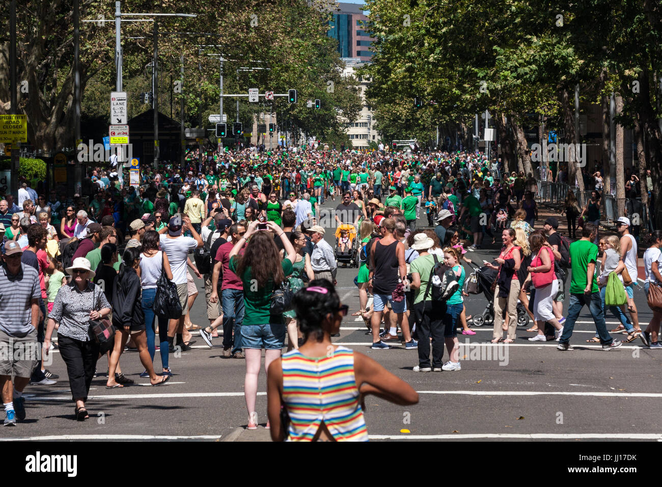 La foule à St Patricks day parade, Sydney, New South Wales, Australia Banque D'Images