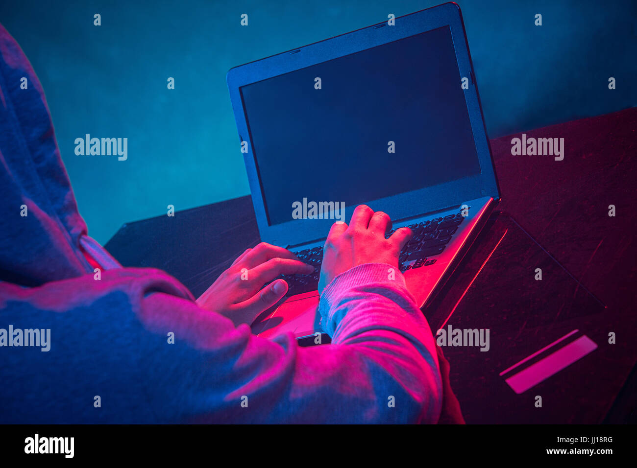 Pirate informatique à voler de l'information avec portable Banque D'Images