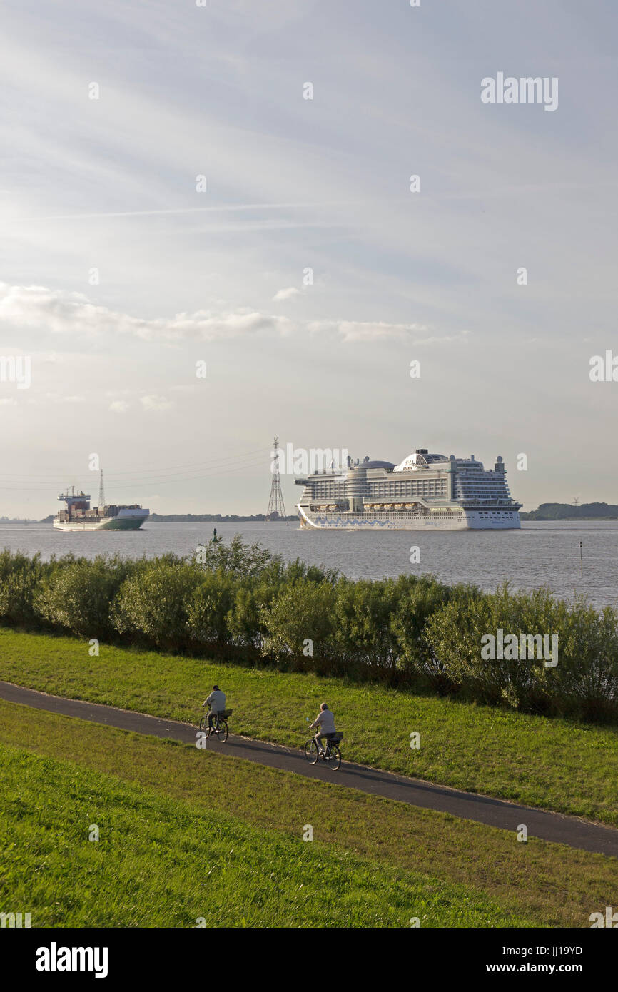 Bateau de croisière Aida Prima sur Elbe près de Luehe, Altes Land, Virginia, United States Banque D'Images