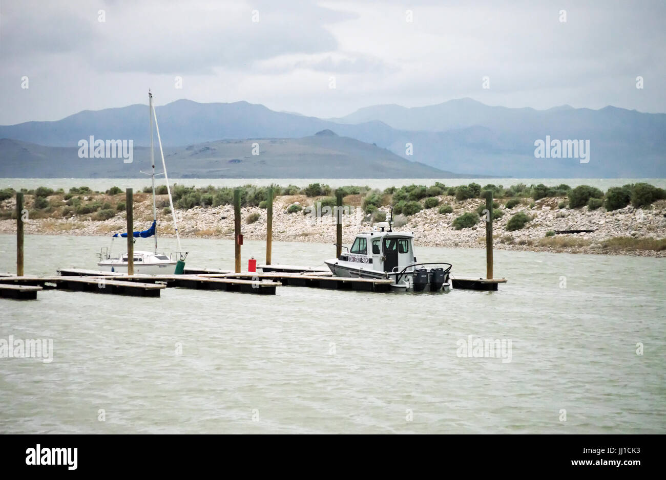 Deux bateaux assis à quai à Antelope Island dans l'Utah. Banque D'Images