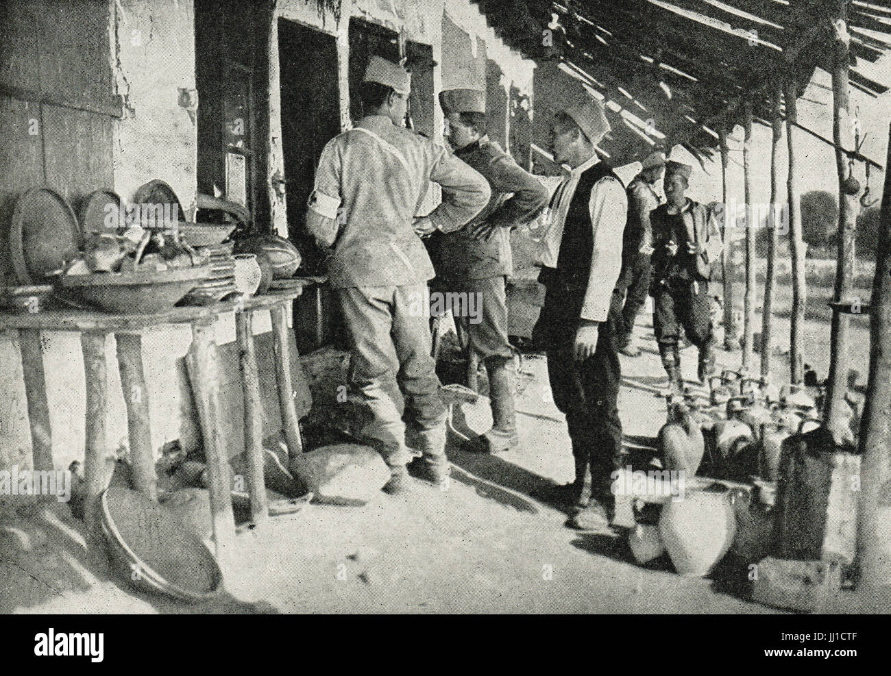 Les prisonniers de guerre autrichiens shopping pour les ustensiles à Nish, Serbie Banque D'Images