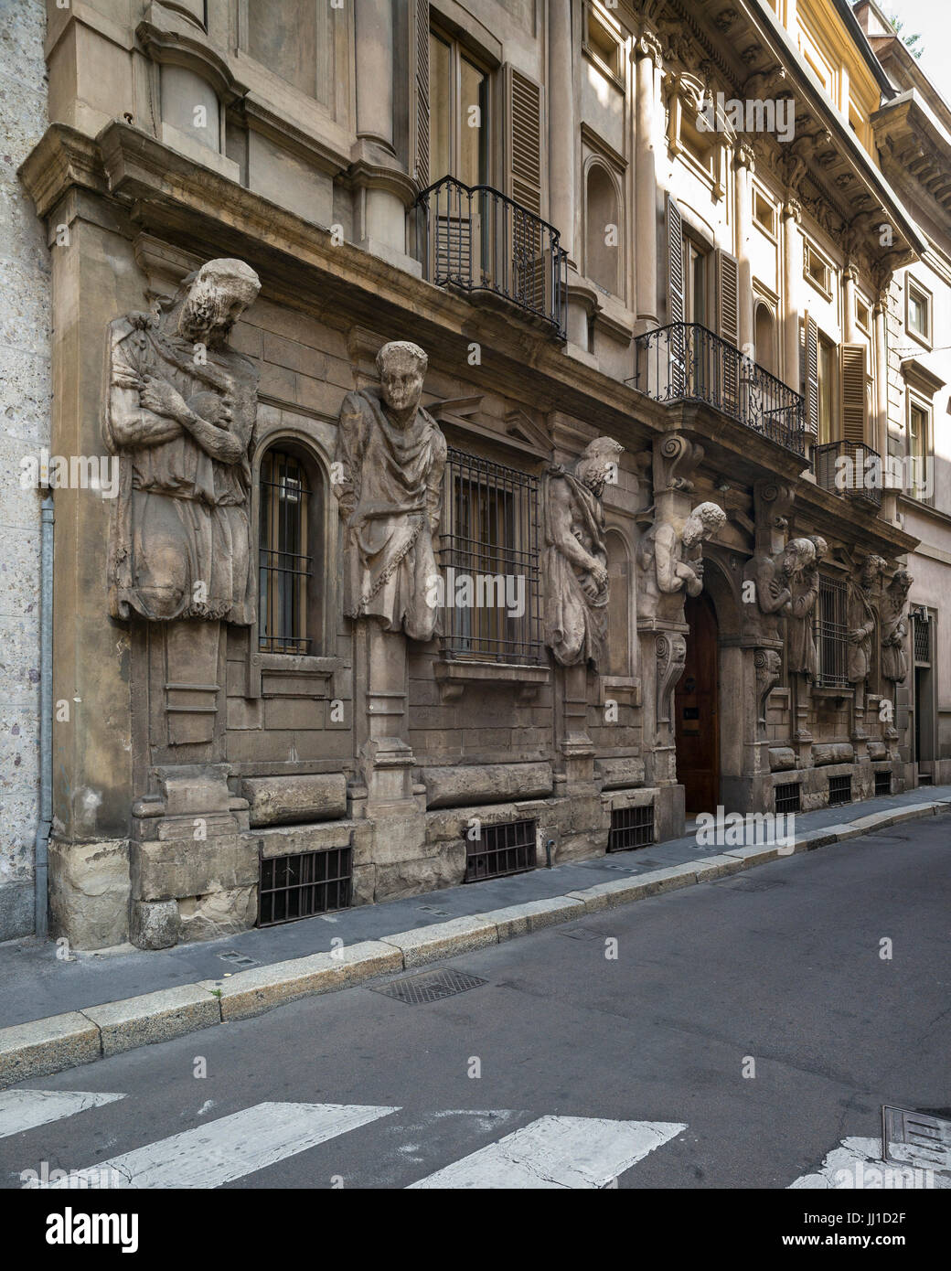 Milan. L'Italie. Casa degli Omenoni aka Palazzo Leoni-Calchi (ca. 1565), conçu par le sculpteur Leone Leoni (ca. 1509 - 1590), nommé d'après le 8 sculptures Banque D'Images