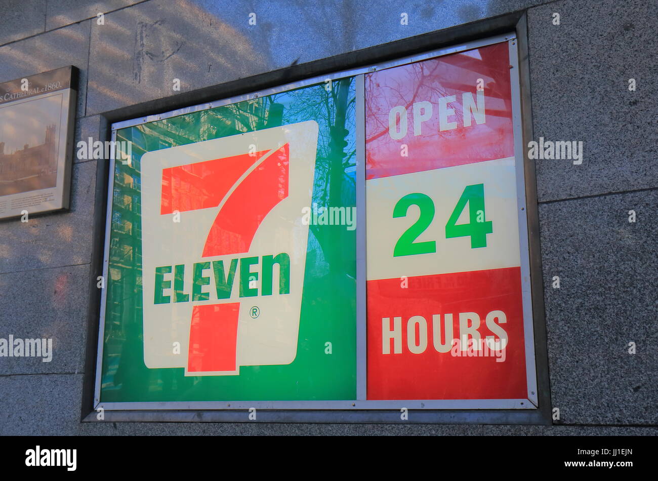 11 7. 7-Eleven est le plus grand opérateur, franchiseur, et concédant de magasins de proximité avec plus de 50 000 points de vente. Banque D'Images