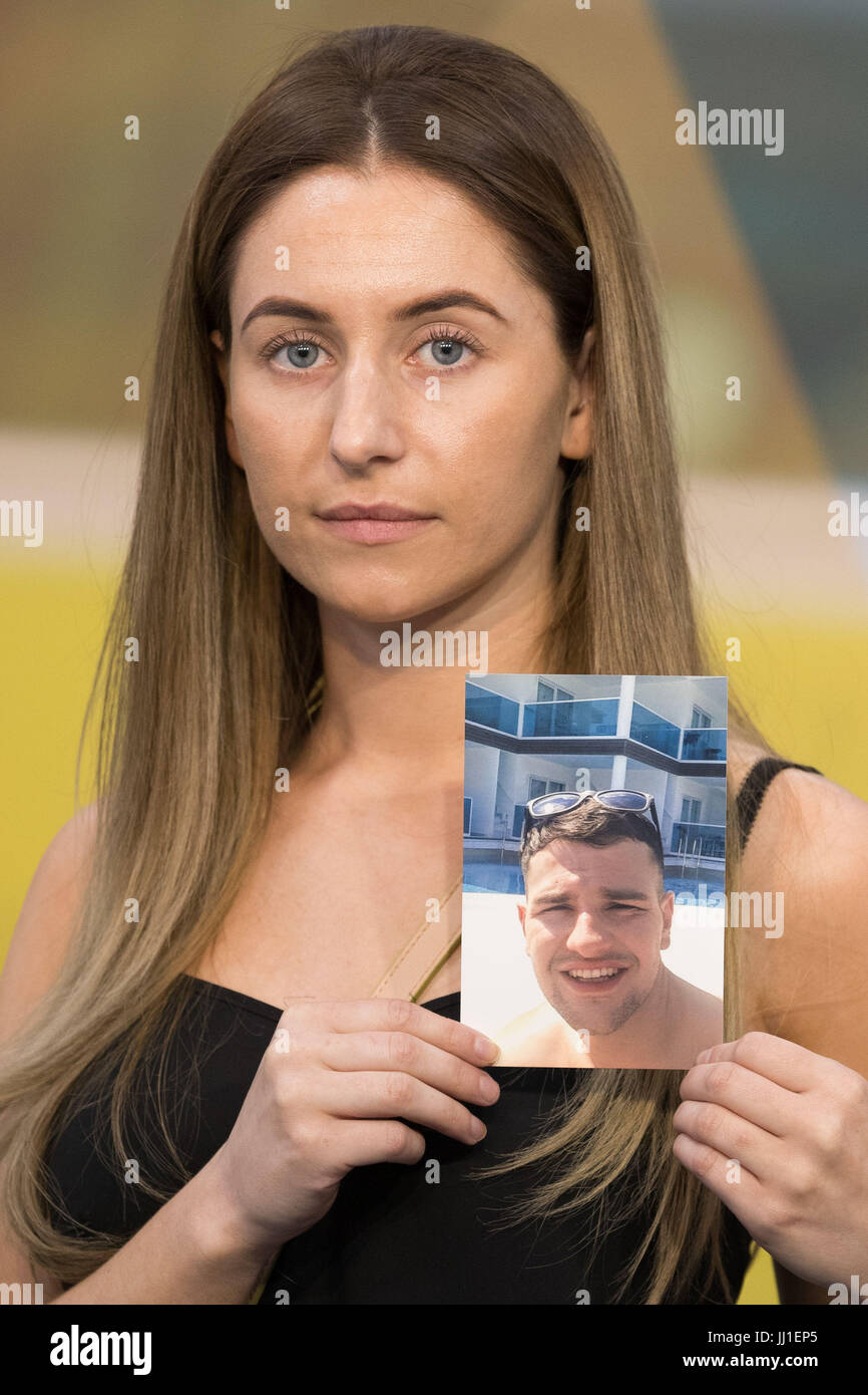 Gemma Morris, le partenaire de Daniel Baird, qui a été mortellement poignardé dans Digbeth, Birmingham le 8 juillet tient sa photo au cours d'une conférence de presse au siège de la Police de West Midlands Birmingham. Banque D'Images