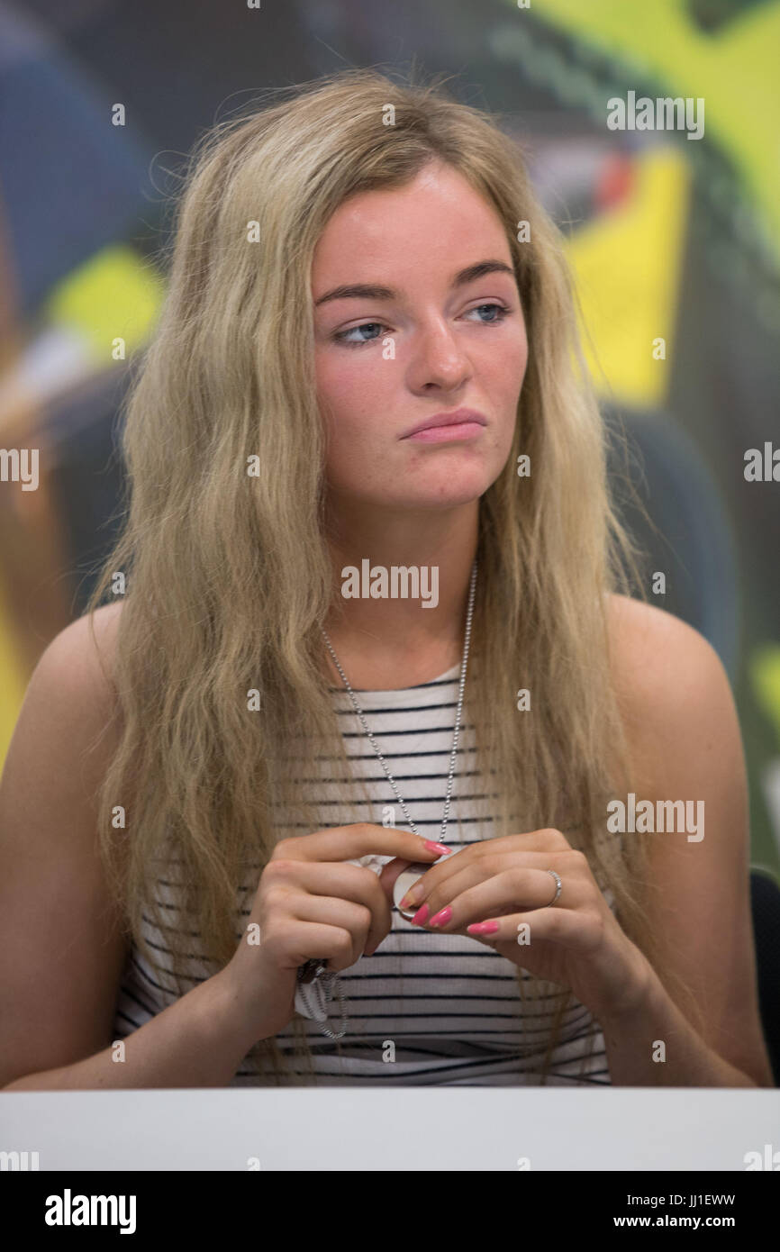 Holly Baird 24, la soeur de Daniel Baird, qui a été mortellement poignardé dans Digbeth, Birmingham le 8 juillet, parle aux médias au siège de la Police de West Midlands Birmingham. Banque D'Images