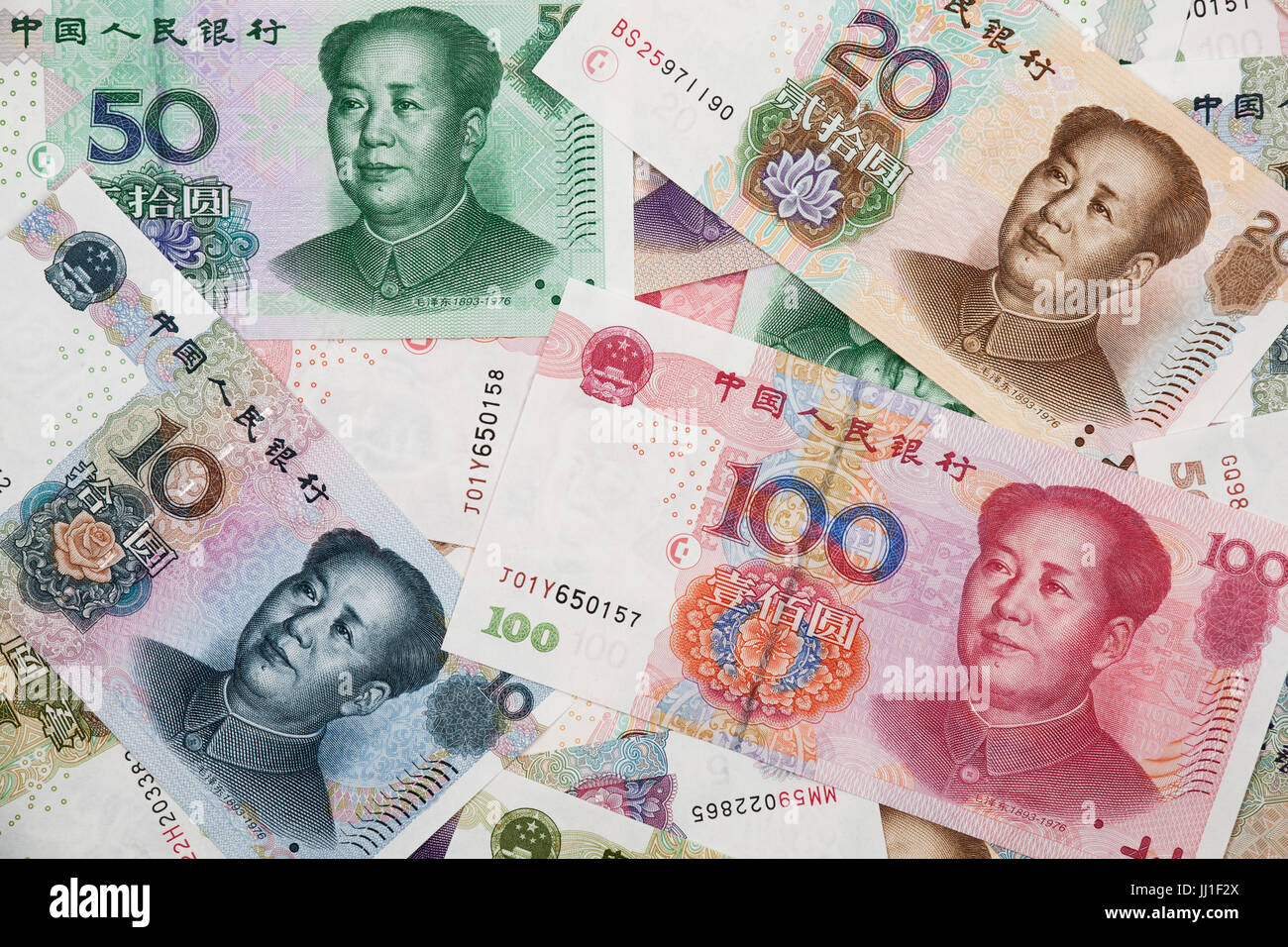 Contexte collage de billets de banque ou RMB chinois Yuan avec le président Mao sur l'avant de chaque projet de loi Banque D'Images