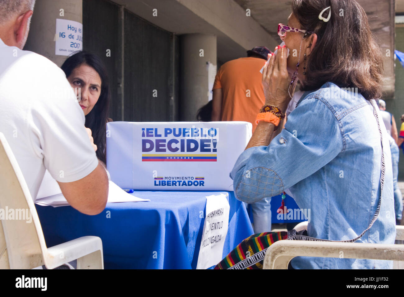 Une femme s'embrasser son vote après vote au référendum contre l'appel à une assemblée constituante nationale faite par le président nicolás maduro. Banque D'Images