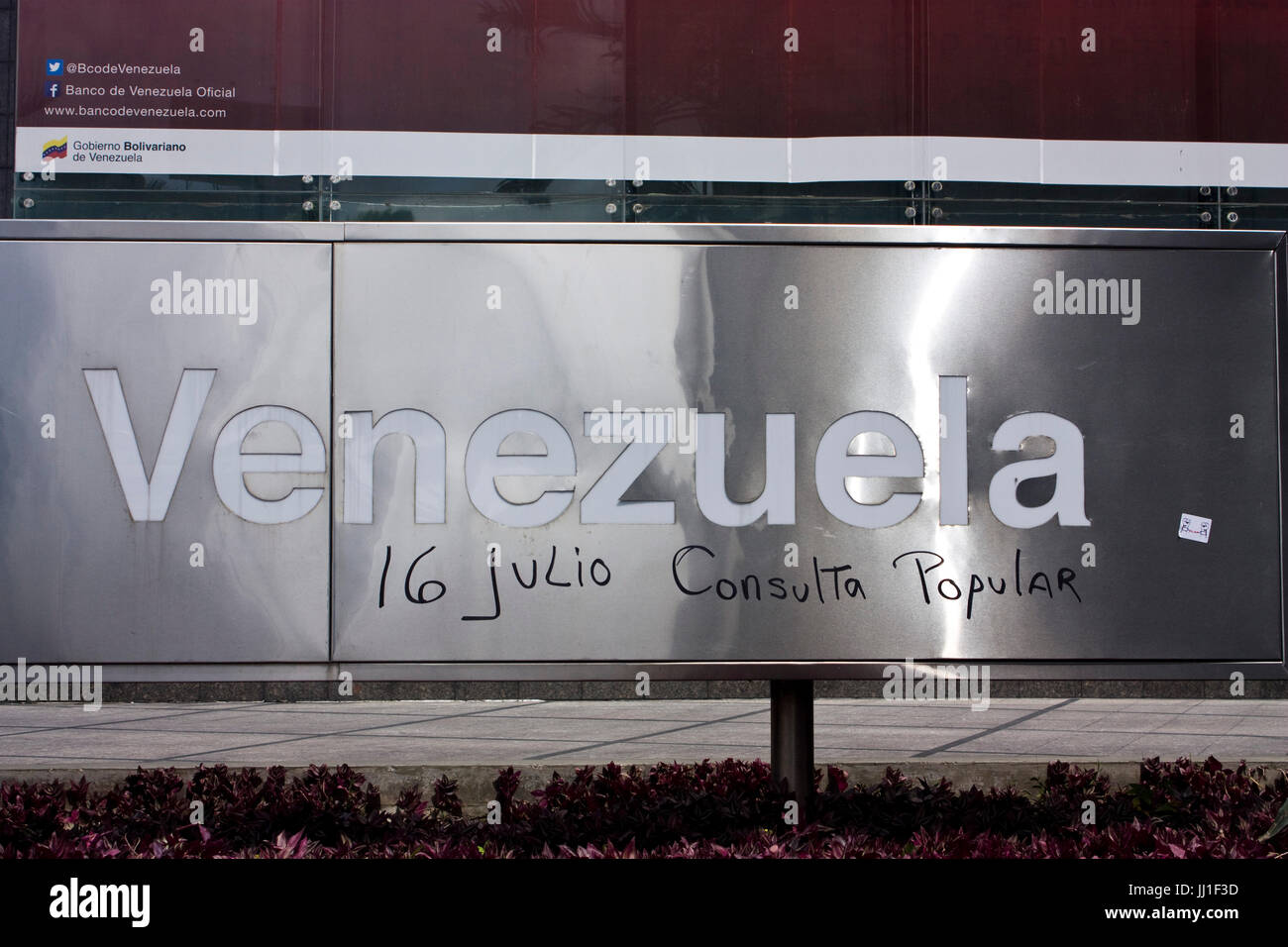 Un graffiti sur le panneau d'une banque de soutenir le référendum contre l'appel d'une assemblée nationale constituante. Banque D'Images