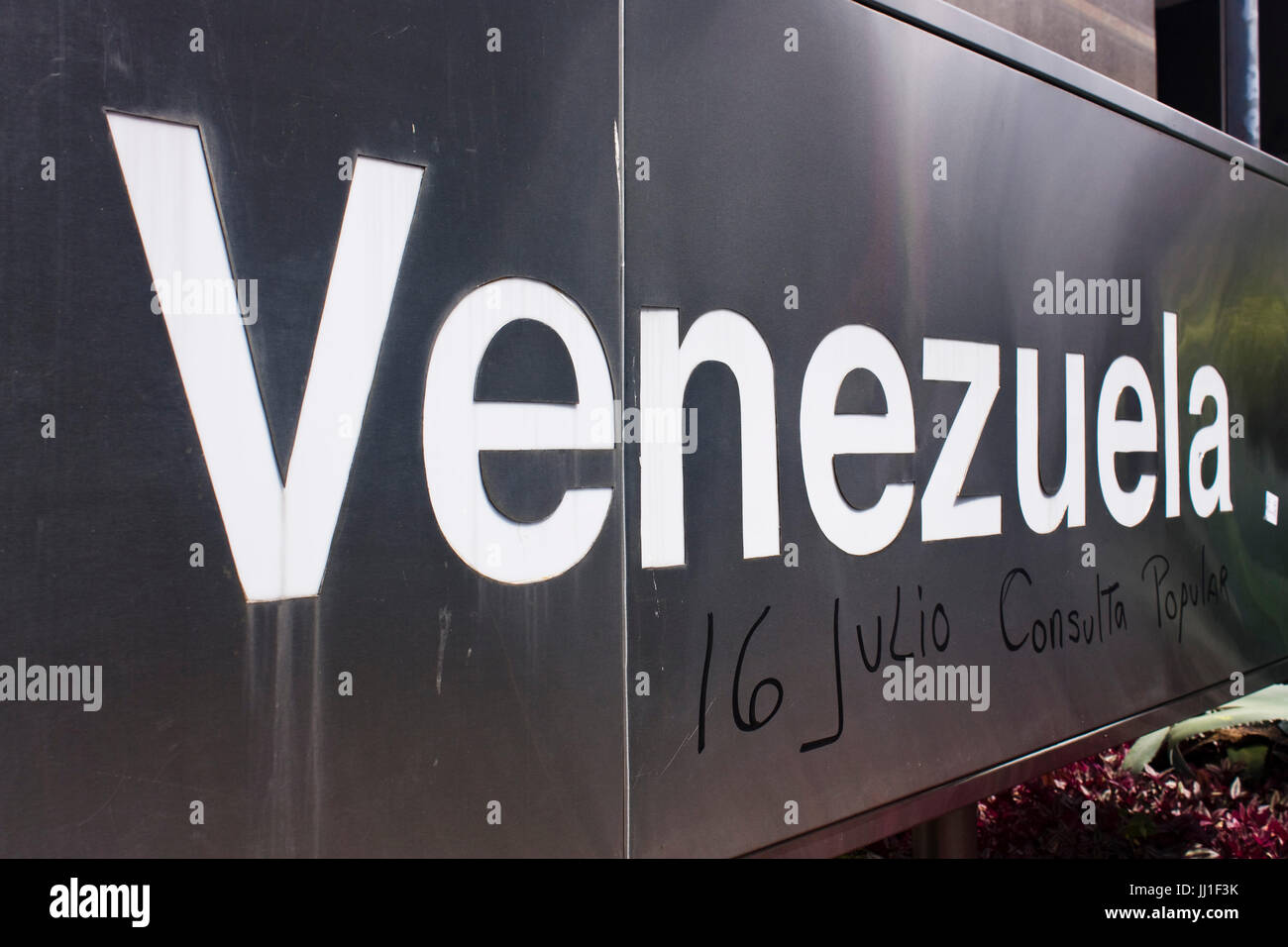 Un graffiti sur le panneau d'une banque de soutenir le référendum contre l'appel d'une assemblée nationale constituante. Banque D'Images