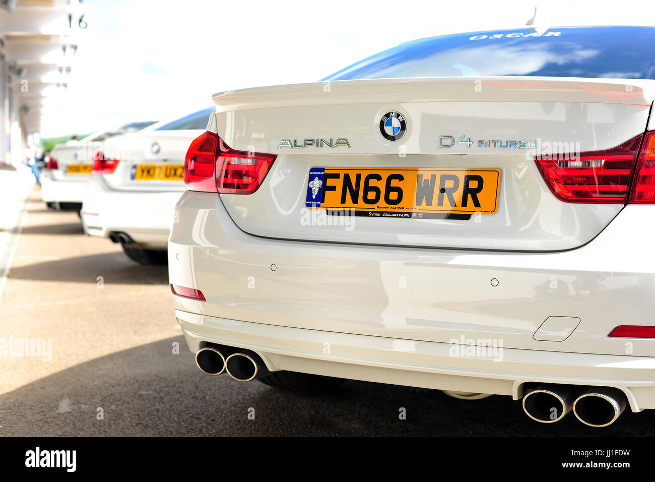 Une ligne de voitures BMW Performance au circuit de course de Goodwood dans le West Sussex. Banque D'Images