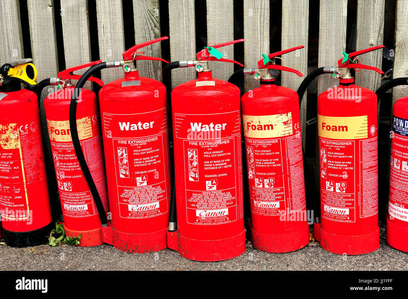 Une ligne d'extincteurs sur le circuit de course Goodwood dans le Sussex de l'Ouest. Banque D'Images