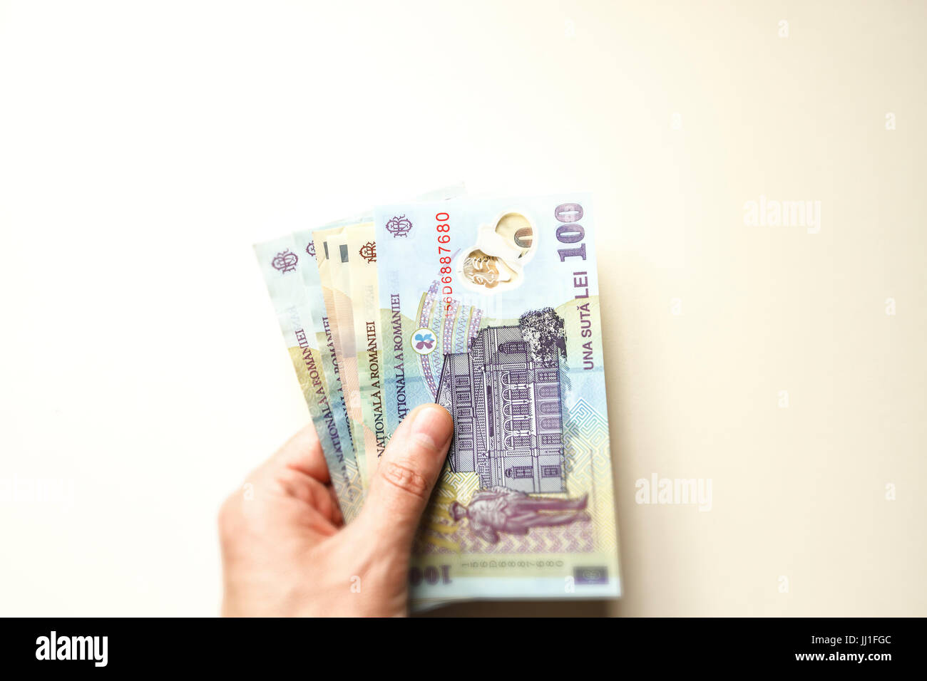 La main de l'homme avec l'argent lei roumain Banque D'Images