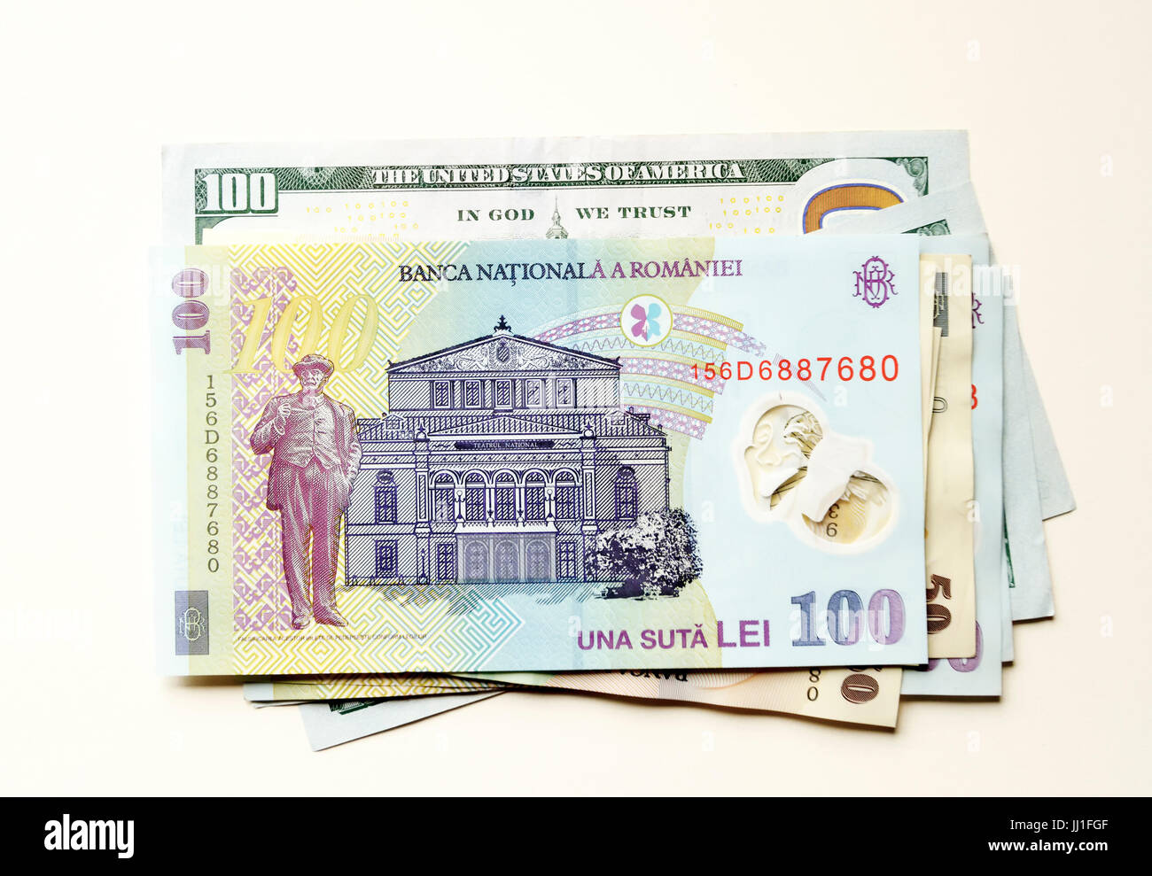 Argent 100 lei roumain au-dessus de 100 dollar Banque D'Images