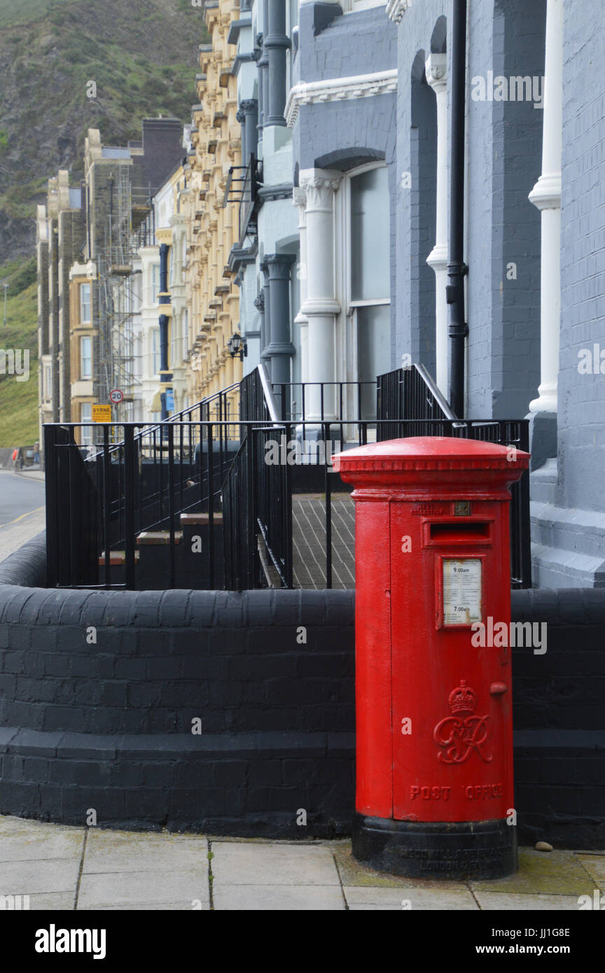 Rouge Royal Mail Post Box, Victoria Terrace, Aberystwyth, Ceredigion, pays de Galles Banque D'Images