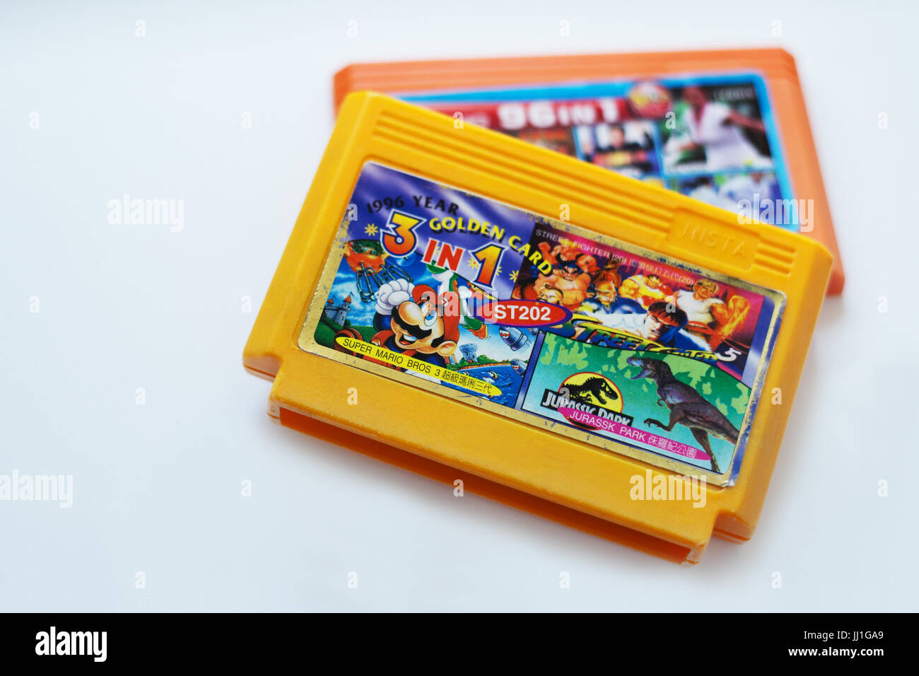 Russie, Moscou - 14 juillet 2017 : l'original 1996 plat cartouche de jeu avec le Super Mario , jeux Jurassic Park Banque D'Images
