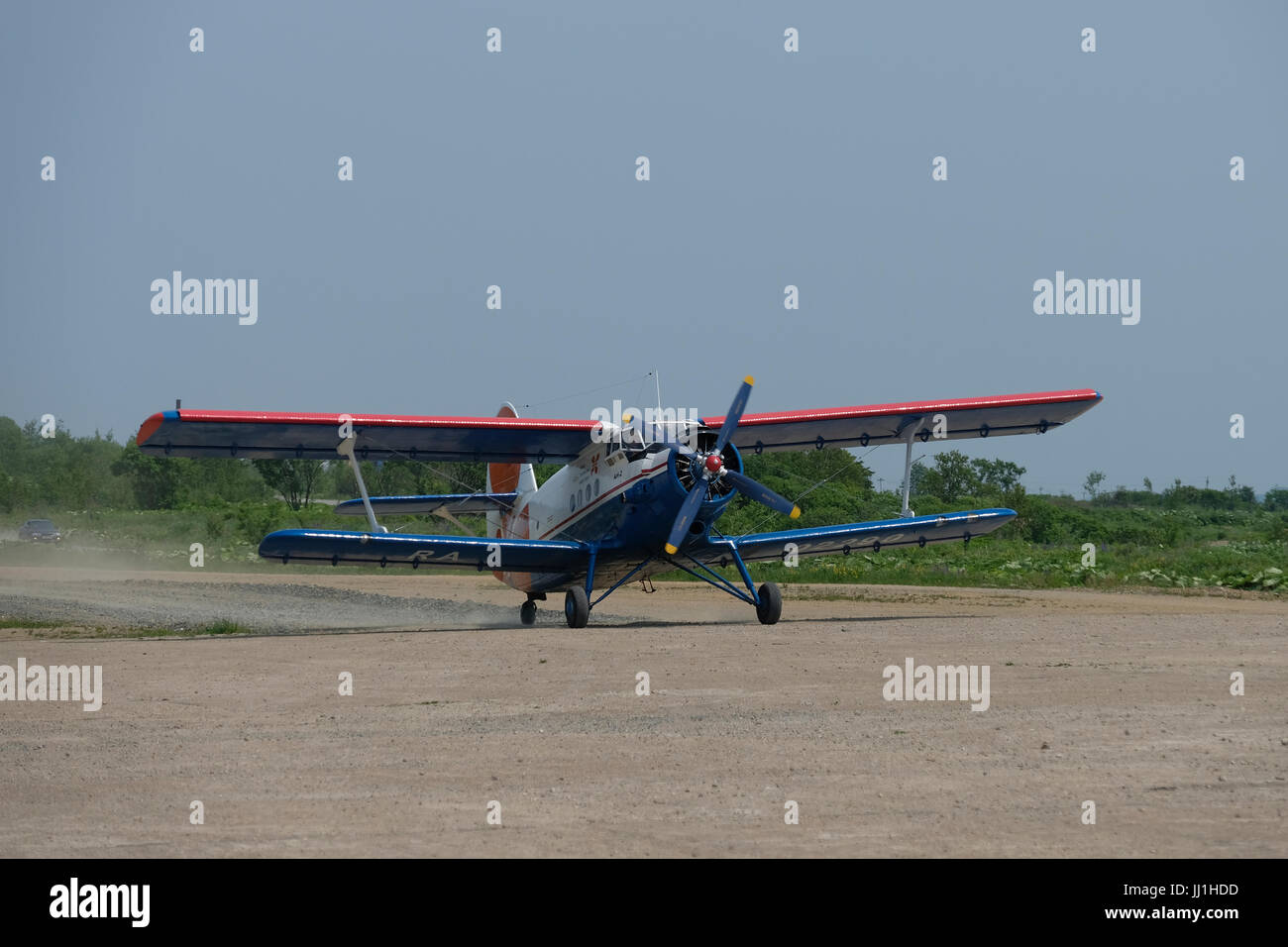 Un ancien avion biplan Antonov an-2 à un seul moteur qui a pris le départ d'une ancienne piste japonaise dans l'île de Sakhalin, dans l'océan Pacifique. Russie Banque D'Images
