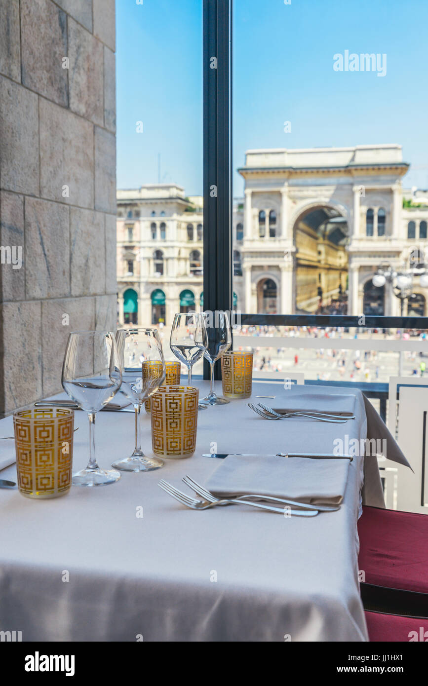 Set table vide donnant sur la galerie Vittorio Emanuele II à Milan, Italie Banque D'Images