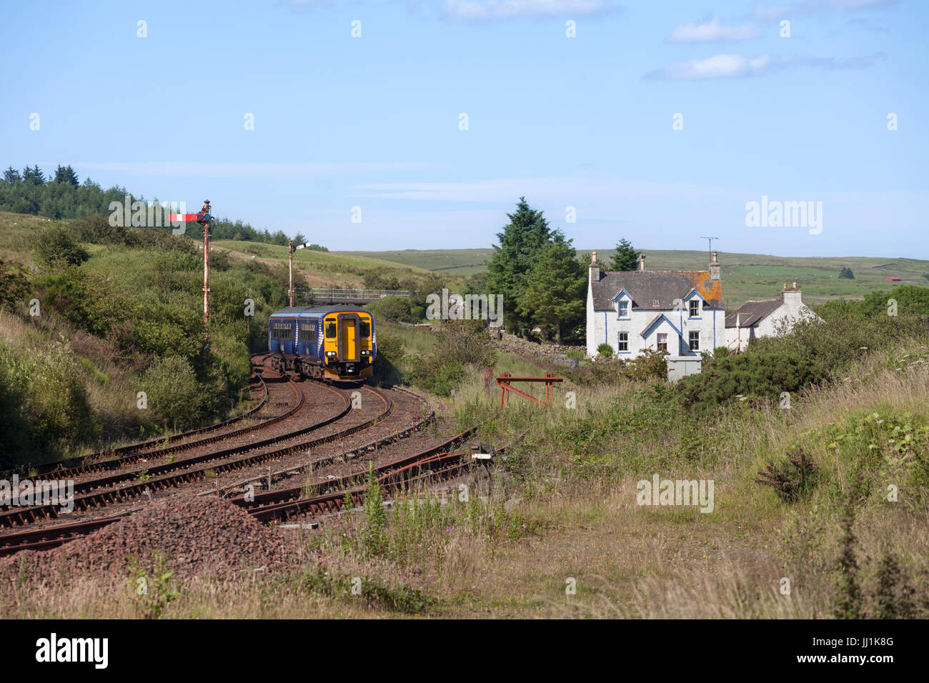 Scotrail class 156 sprinter train à la boucle à Glenwhilly isolés passant sur la ligne de chemin de fer en milieu rural à Stranraer Banque D'Images