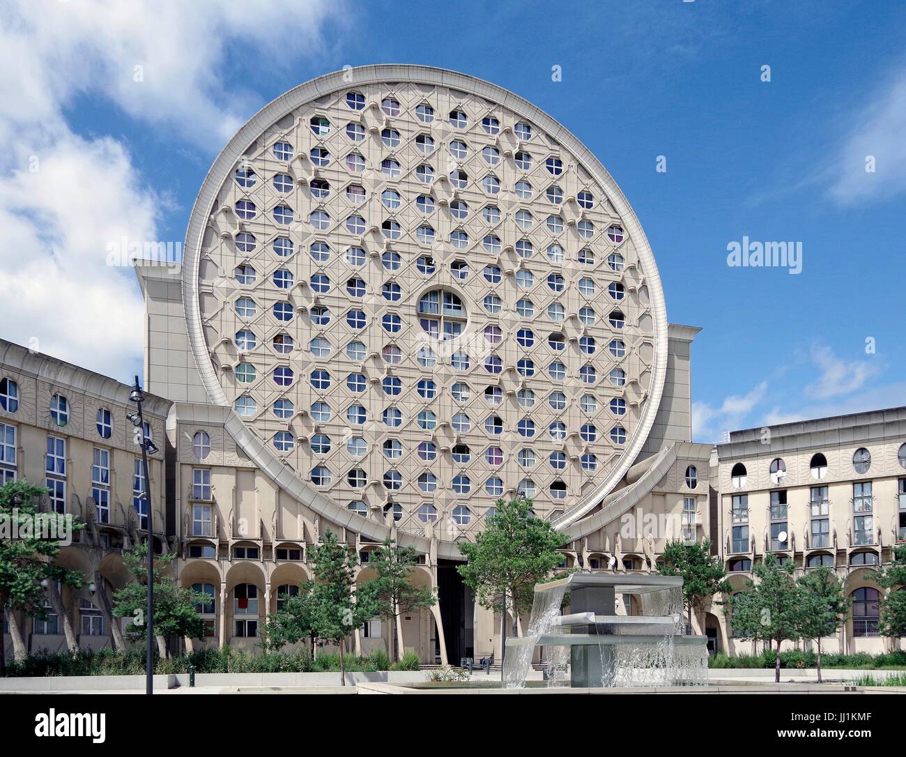 Les Arenes De Picasso Du Developpement Immobilier Aka Les Camemberts Aile Ouest Vue De L Interieur Cour Octogonale Photo Stock Alamy Les Arenes De Picasso Du Developpement Immobilier Aka Les Camemberts Aile Ouest Vue De L Interieur Cour Octogonale Photo Stock Alamy