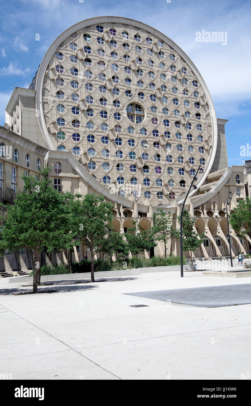 Les Arenes De Picasso Du Developpement Immobilier Aka Les Camemberts Aile Ouest Vue De L Interieur Cour Octogonale Photo Stock Alamy