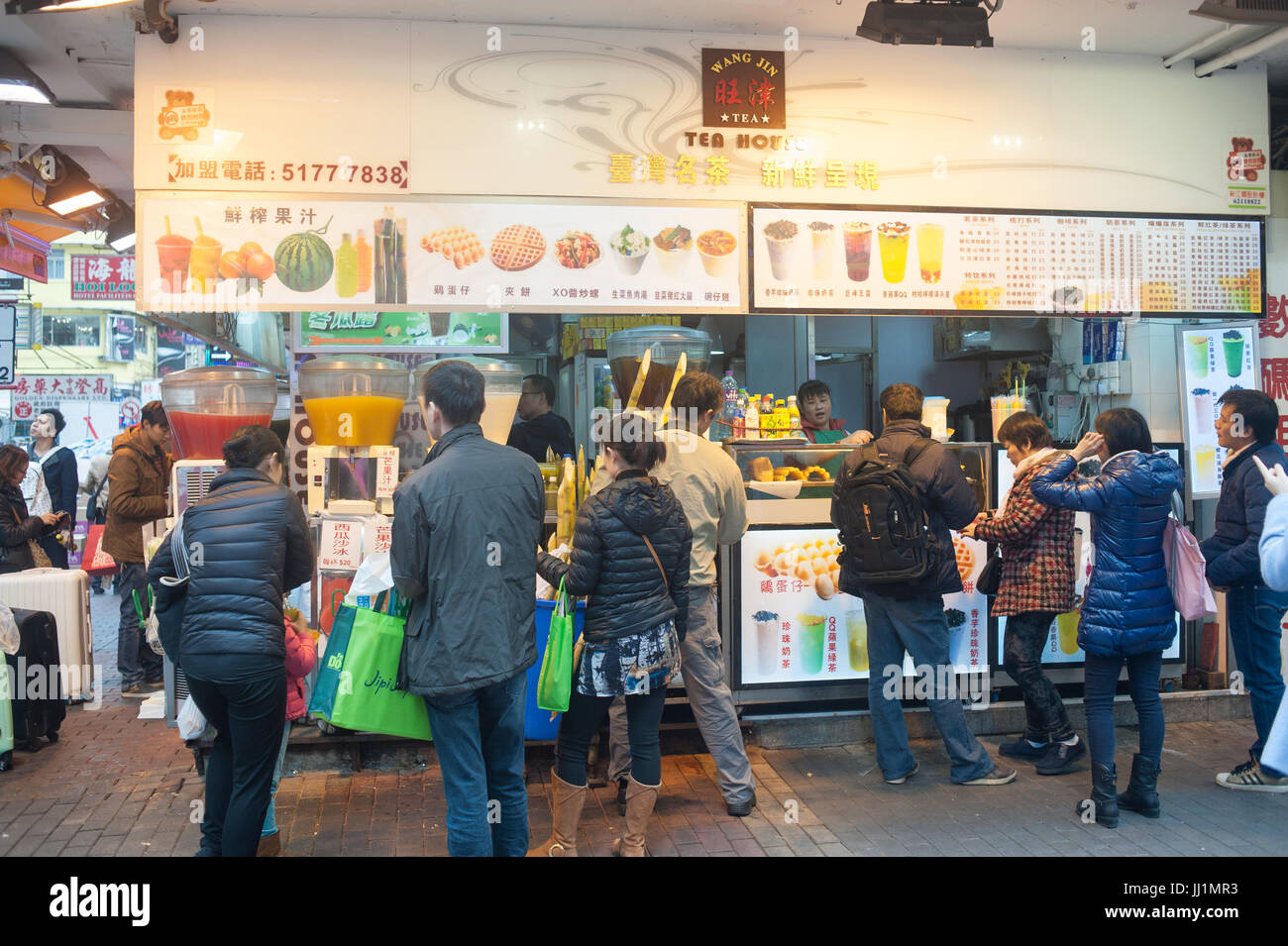 Hong Kong - Les gens d'acheter des aliments de rue Banque D'Images
