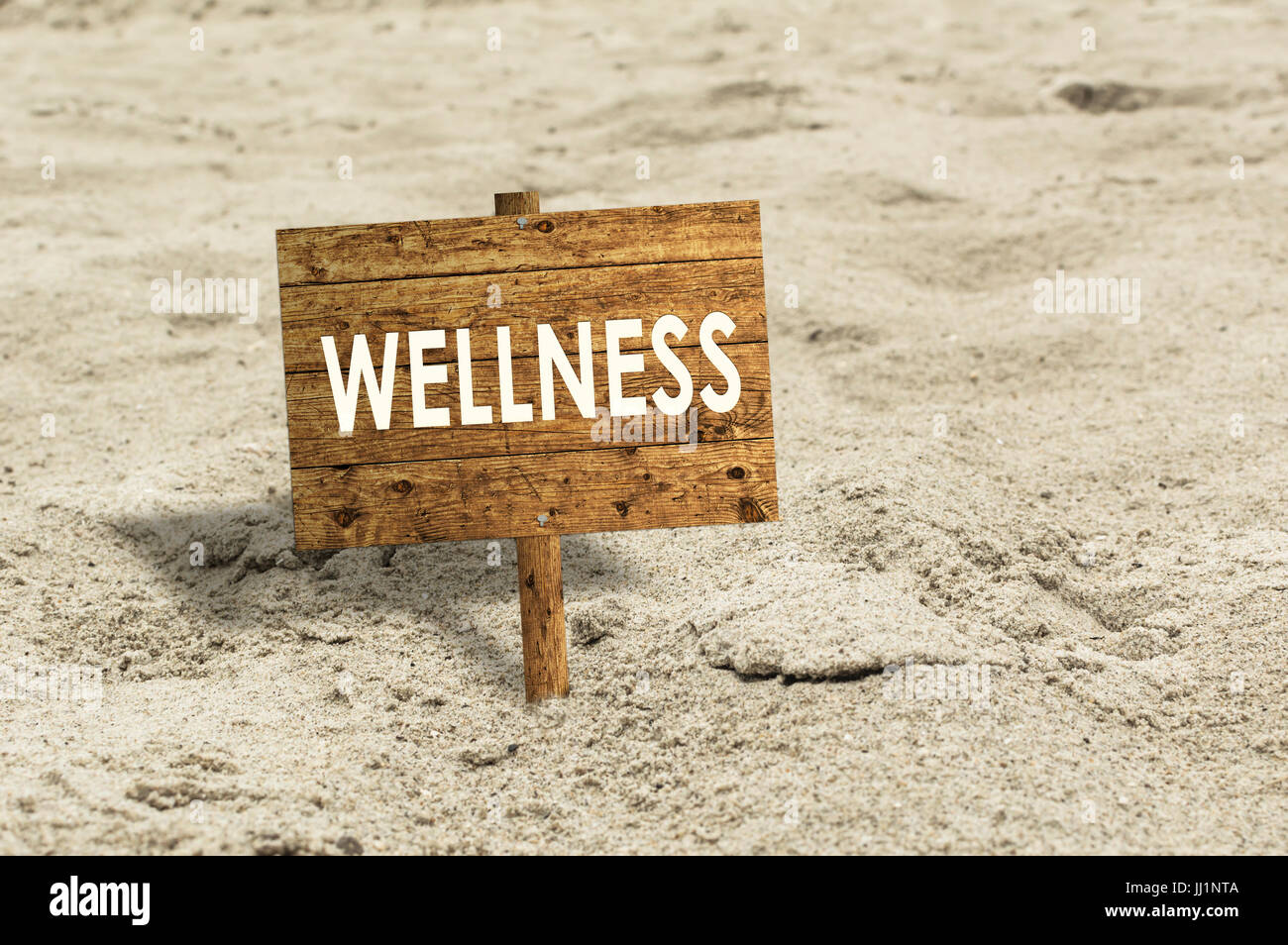 Panneau en bois de bien-être sur une plage de sable Banque D'Images