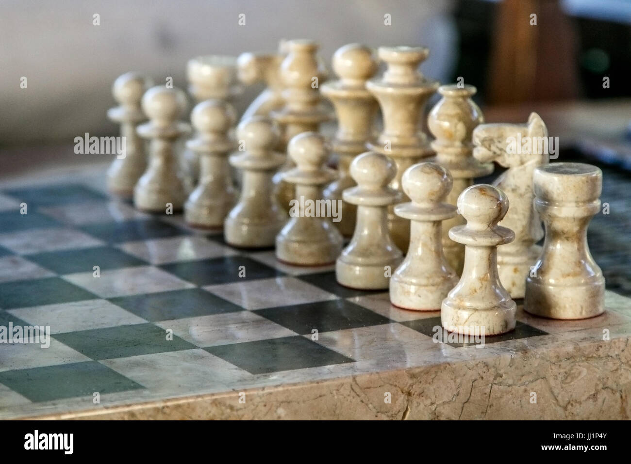 Pièces d'échecs sculptées en pierre sur l'échiquier. Shallow DOF, se concentrer sur les éléments avant. Banque D'Images