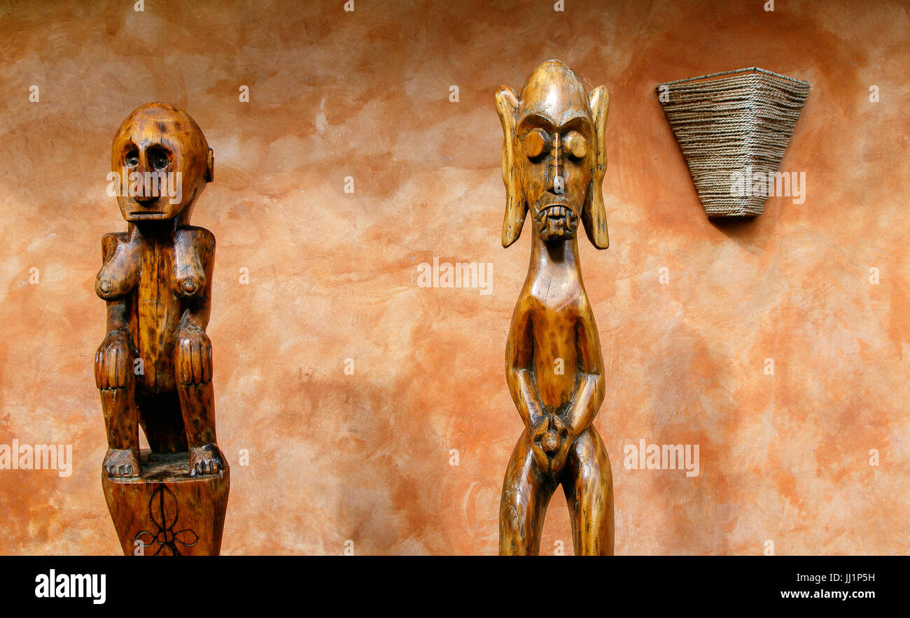 En bois de style africain statues de fertilité. Banque D'Images