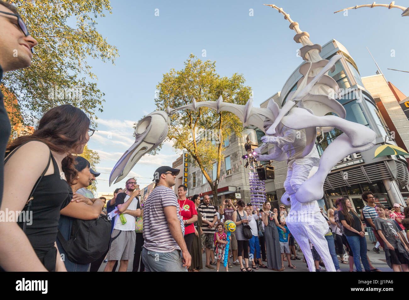 Montréal, Canada - 15 juillet 2017 : 'hommes-oiseaux' sur la rue Saint Denis à Montréal pendant le Festival des Arts du Cirque 2017 Banque D'Images