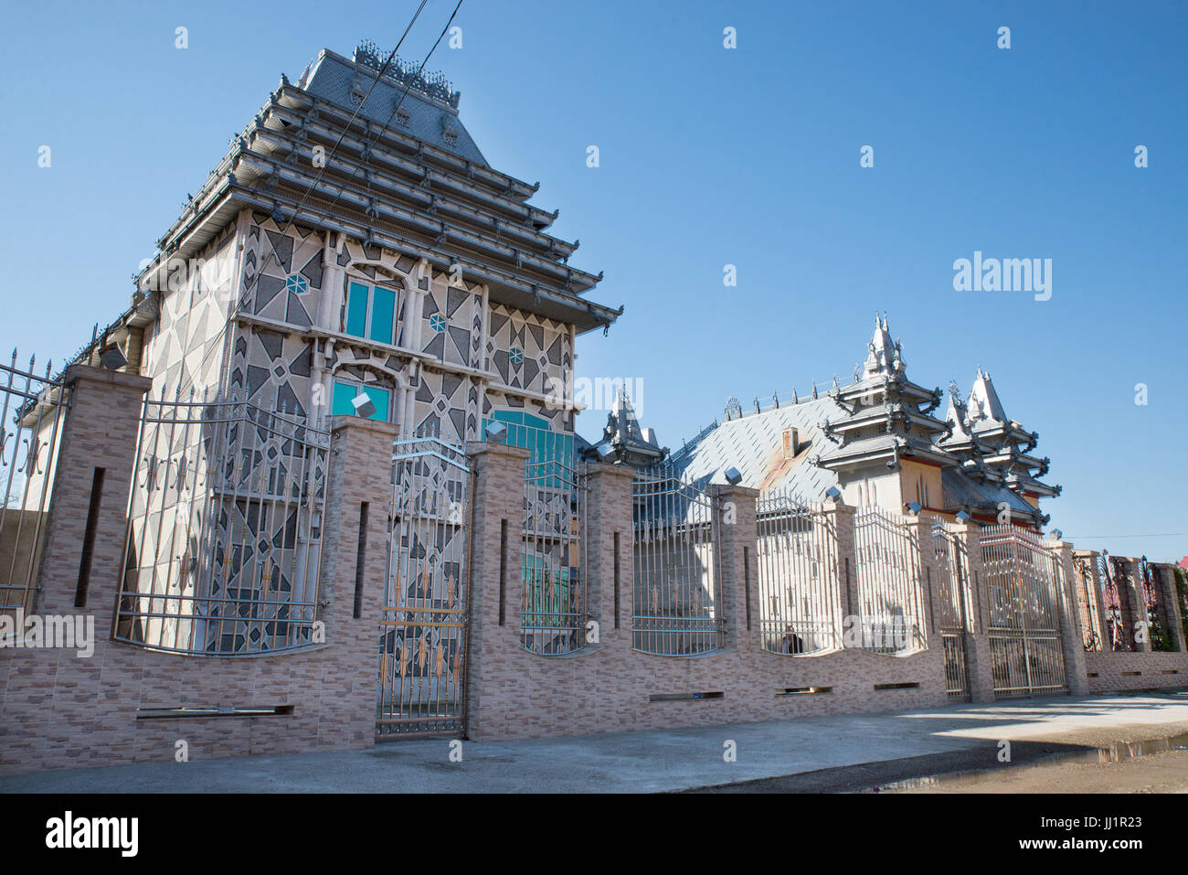 Maison d'une riche famille tsigane, Roms, Roumanie Ivanesti Banque D'Images