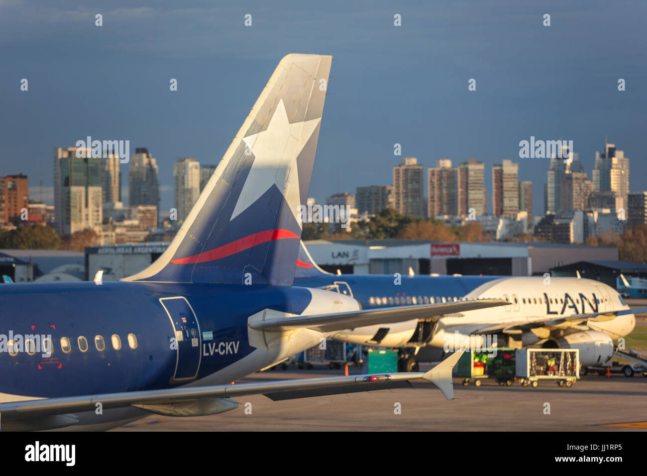 Les avions avec le skyascrapers Latam de la ville en arrière-plan. Aeroparque, Buenos Aires, Argentine. Banque D'Images