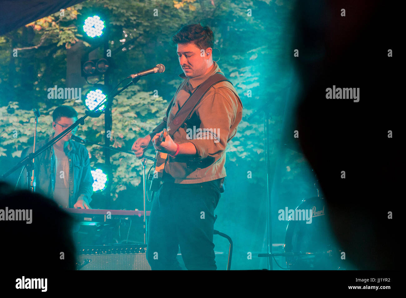 Apparition surprise par Marcus Mumford (Mumford & Sons) prêter main-forte aux Kevin Garrett, Sunrise Arena. Latitude Festival, Suffolk Banque D'Images