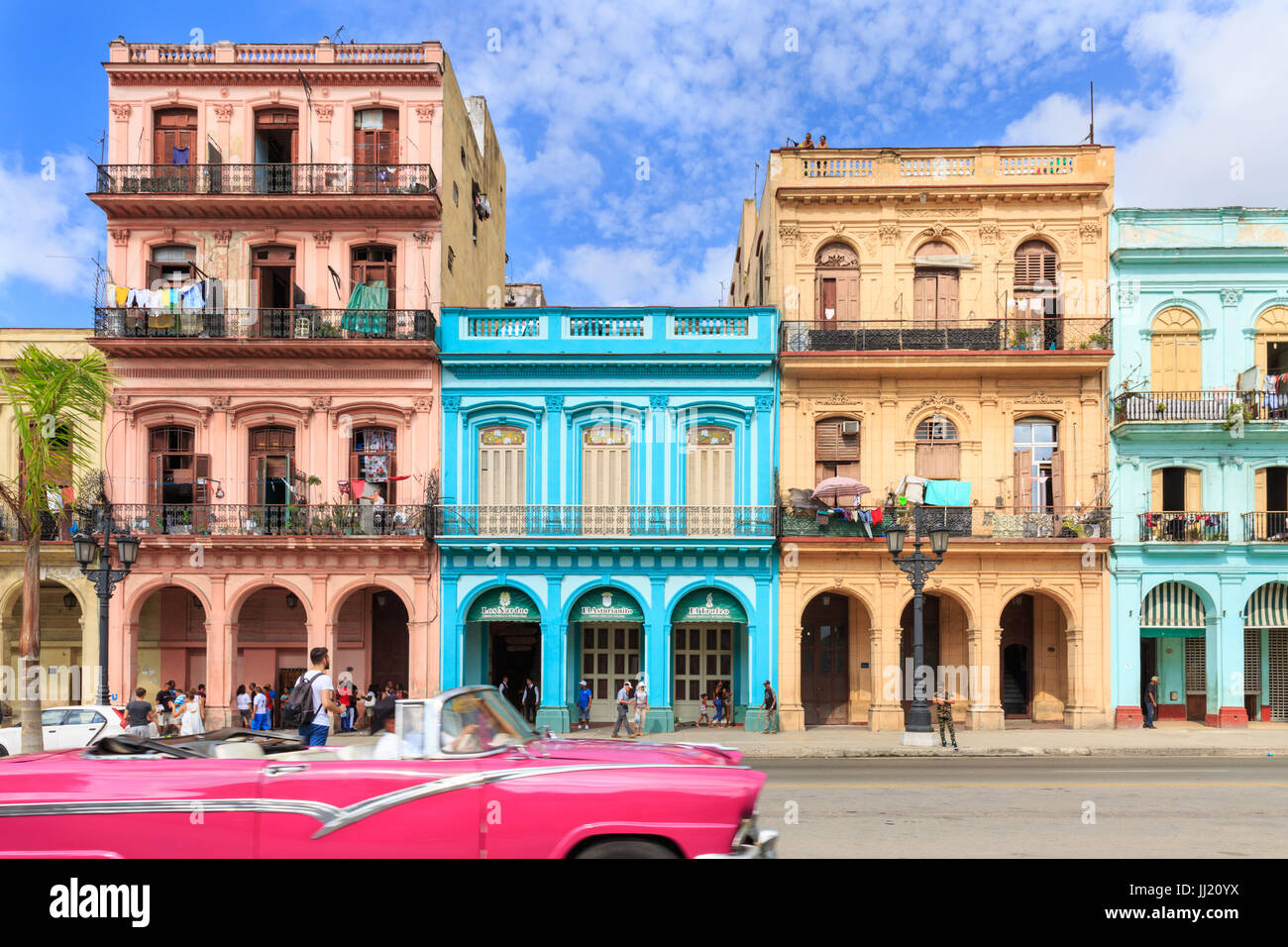 Bâtiments historiques, architecture colorée typique et les gens dans le  Paseo de Marti, La Habana Vieja, La Vieille Havane, Cuba Photo Stock - Alamy